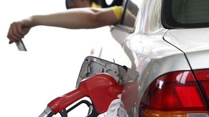 Znížená daň z palív pomáha len bohatým motoristom, tvrdia ekológovia. Chcú zdaniť ruskú ropu