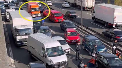 Tu už ide vážne o život. Na cestách zablokovaných aktivistami uviazli desiatky sanitiek