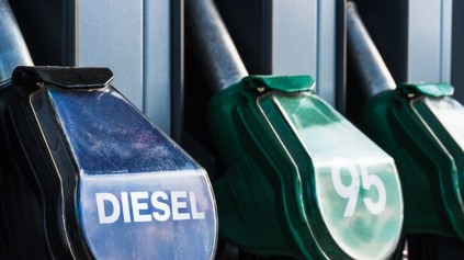 KONIEC BEŽNEJ NAFTY!? NOVÝ KLIMADIESEL25 SI RAZÍ CESTU NA ČERPAČKY, PRIMIEŠAVAJÚ DOŇ ODPAD