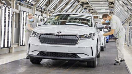 Škoda Auto znova odstavuje výrobu. Nedokončené autá už nie je kde skladovať