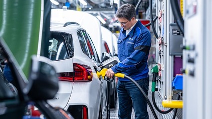 BMW VYVÍJA NOVÉ SPAĽOVACIE MOTORY, VRÁTANE NAFTOVÝCH. MÁ RIEŠENIE, AKO ICH UDRŽAŤ VO VÝROBE