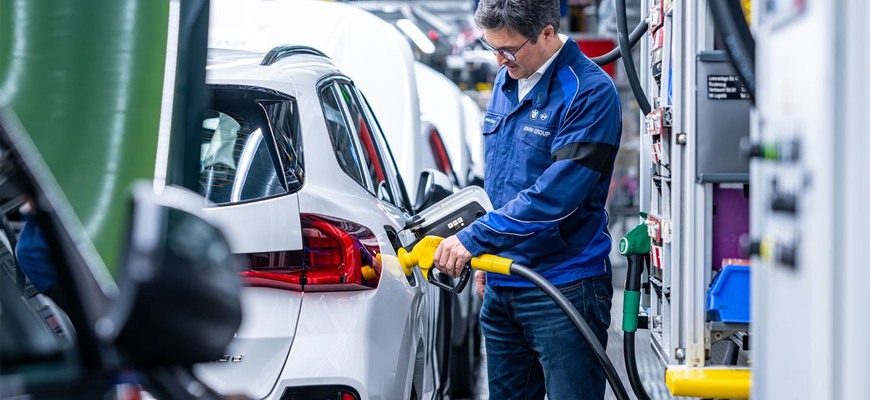 BMW vyvíja nové spaľovacie motory, vrátane naftových. Má riešenie, ako ich udržať vo výrobe