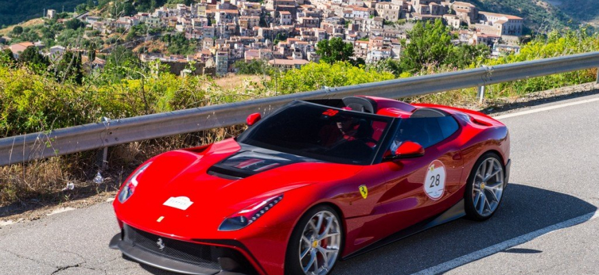 Ferrari vyrobilo ďalšiu kusovku, nesie meno F12 TRS