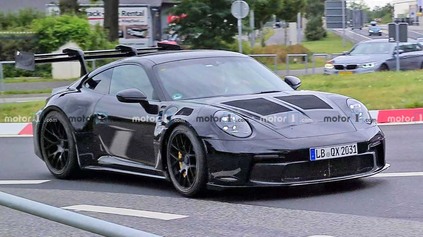 ODFOTILI PORSCHE 911 GT3 RS 992 S KRÍDLOM Z PRETEKÁRSKEHO RSR