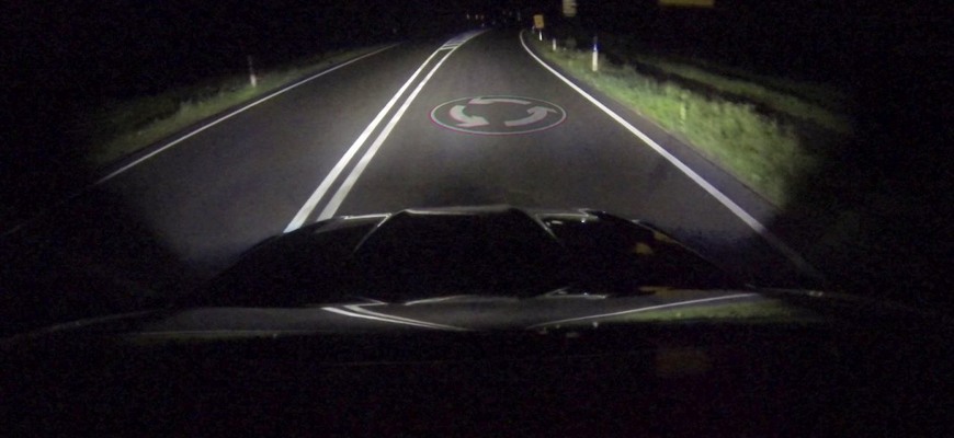 Aj Ford chce svetlá, ktoré budú schopné premietať dopravné symboly na ceste pred autom