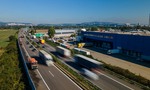NDS zbierala z diaľnic čln, kurín aj celý záhradný domček. Prešli po ňom tri autá