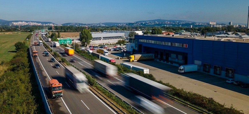 NDS zbierala z diaľnic čln, kurín aj celý záhradný domček. Prešli po ňom tri autá