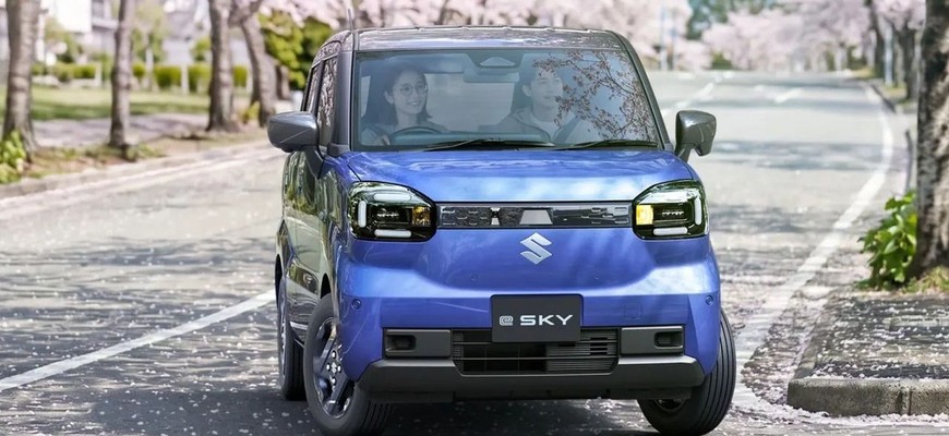Nové Suzuki e-Sky má batériu ako plug-in hybrid. Napriek tomu sľubuje prekvapivý dojazd