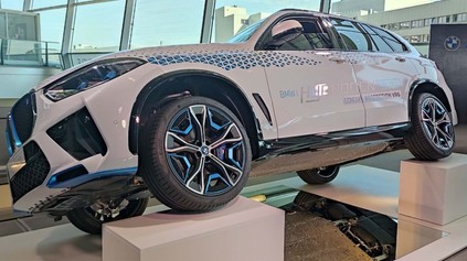 BMW POSTAVILO VODÍKOVÝ OBRNENÝ PROTOTYP X5. JEHO NÁDRŽE OTESTOVAL BUNDESWEHR GRANÁTMI