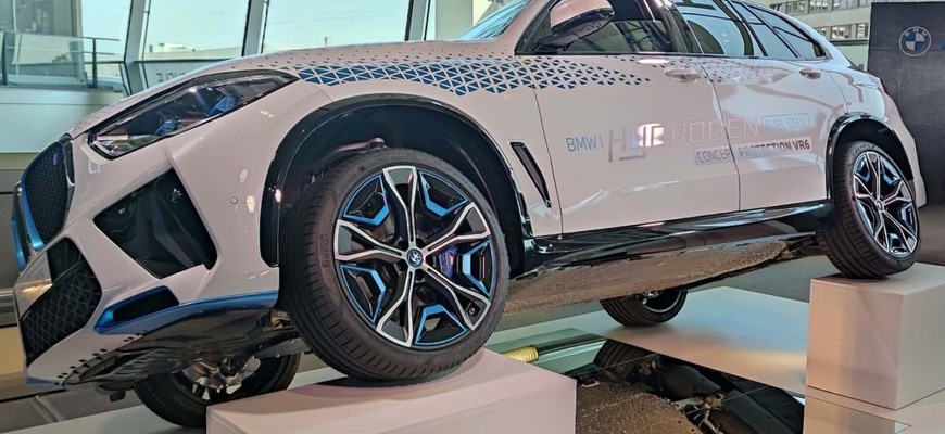 BMW postavilo vodíkový obrnený prototyp X5. Jeho nádrže otestoval Bundeswehr granátmi