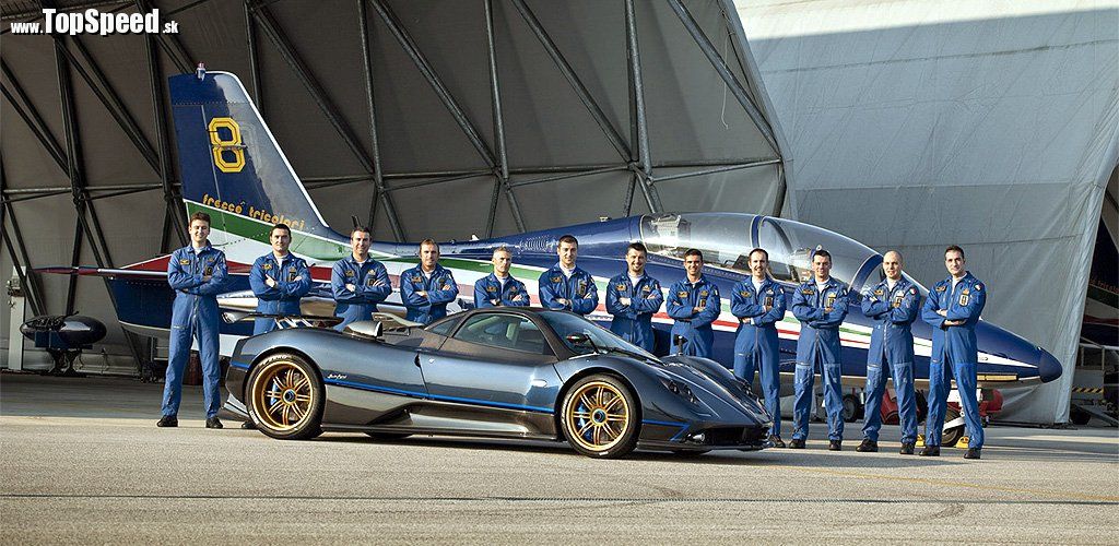 Pagani Zonda Tricolore a celá posádka Frecce Tricolori