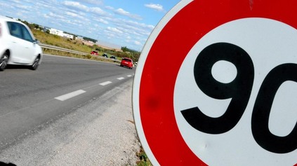 MAXIMÁLNA RÝCHLOSŤ NA VŠETKÝCH CESTÁCH 90 KM/H, ZÁKAZ JAZDY V NOCI. BIČ NA VYBRANÝCH VODIČOV?!