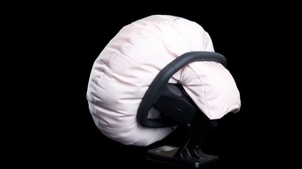 AIRBAG BUDÚCNOSTI SPOZNÁ, KTO NA SEDADLE SEDÍ. MALÉMU A VEĽKÉMU ČLOVEKU ZAREAGUJE INAK