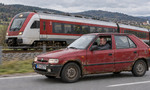 Lacnejšie vlaky, vyššie dane a väčšia štátna sekera: Takto vláda „pomáha“ motoristom