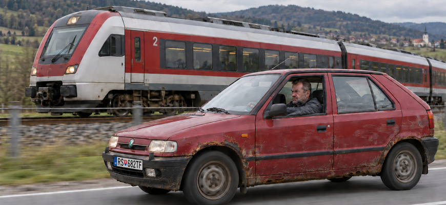 Lacnejšie vlaky, vyššie dane a väčšia štátna sekera: Takto vláda „pomáha“ motoristom