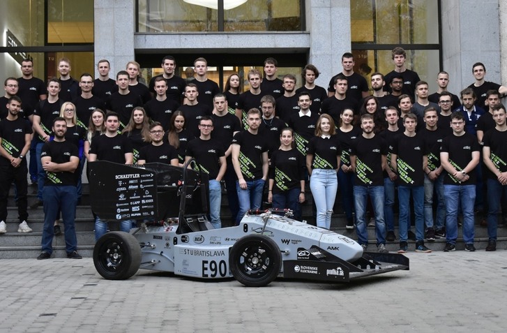 SPOZNAJTE ELEKTRICKÉ FORMULY ŠTUDENTOV. STUBA GREEN TEAM OSLAVUJE 10. VÝROČIE