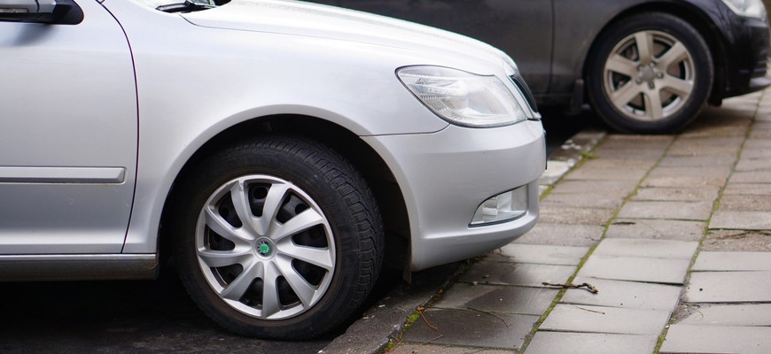Ak zaparkujete takto, neminie vás pokuta za parkovanie, papuča alebo odťah