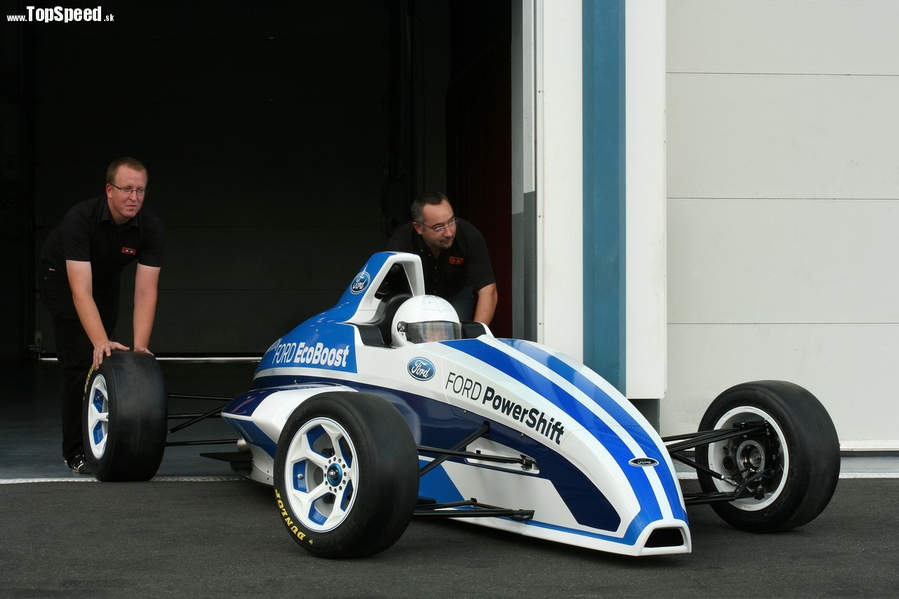 Formula Ford má trojvalcový EcoBoost vyladený na vyše 200 koní.