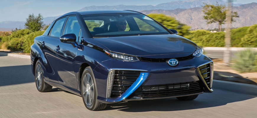 Vodíková Toyota Mirai má v USA palivo zdarma