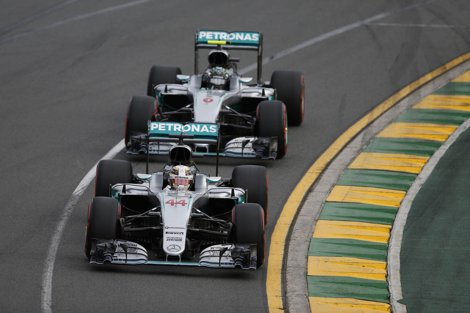 Hamilton sa obáva, že nové autá urobia F1 menej vzrušujúcou