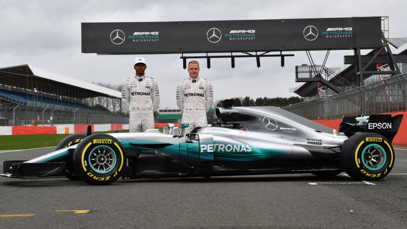 Hamilton sa obáva, že nové autá urobia F1 menej vzrušujúcou