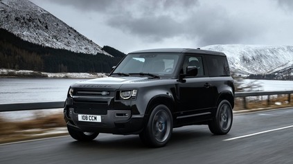 LAND ROVER IDE PROTI PRÚDU, PREDSTAVIL NOVÝ DEFENDER V8. NA STOVKE JE ZA ŠIALENÝCH 5 SEKÚND