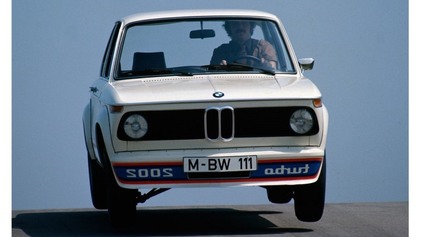 Otázka čitateľa: BMW 2002 Turbo a jeho záhadné zrkadlovo obrátené nápisy. Prečo ich zakázali?
