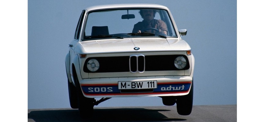 Otázka čitateľa: BMW 2002 Turbo a jeho záhadné zrkadlovo obrátené nápisy. Prečo ich zakázali?