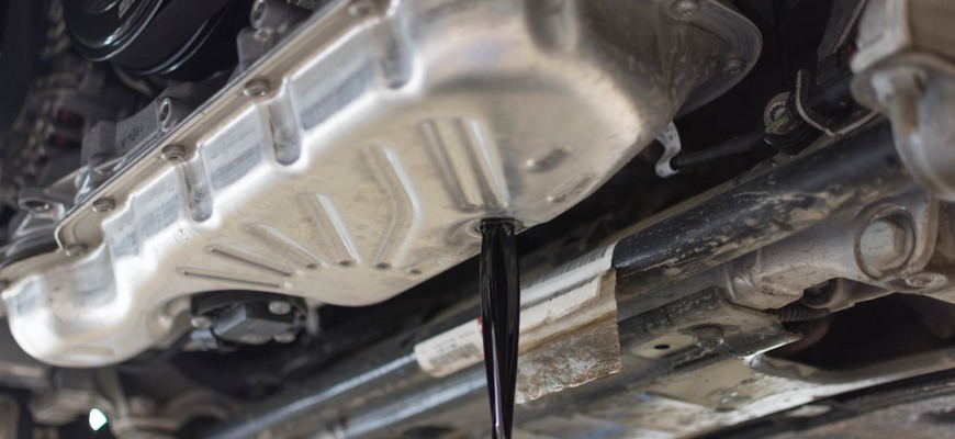 Prečo motorový olej černie? Upozorňuje to na nekvalitu maziva?