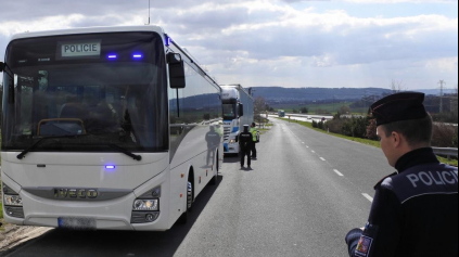 Jazdite v Českej republike? Pozor na policajný autobus!