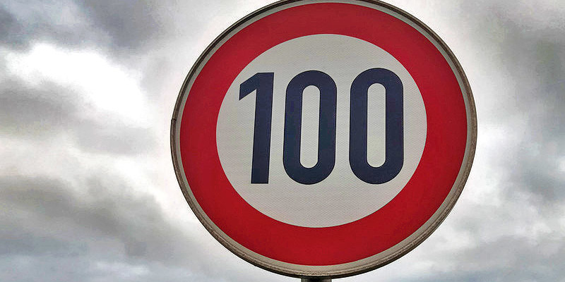 Podvod! Max rýchlosť na diaľnici 100 km/h zavádzajú svojvoľne. Kradnú značky