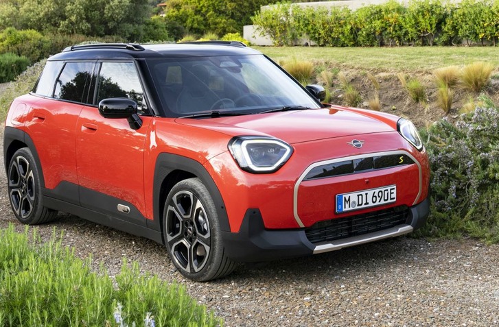 NOVÉ MINI ACEMAN OFICIÁLNE: VÄČŠÍ AKO COOPER, MENŠÍ NEŽ COUNTRYMAN A LEN JEDEN TYP POHONU