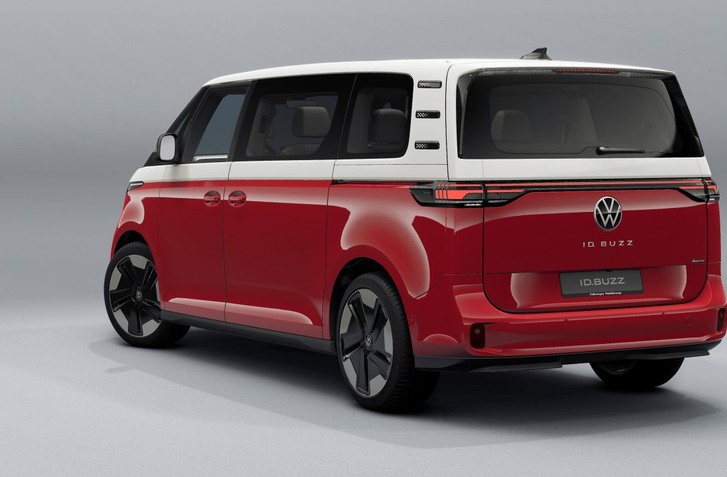 VOLKSWAGEN ID.BUZZ PO MODERNIZÁCII. MÔŽE ZDIEĽAŤ ENERGIU A PRESNEJŠIE ČÍTA KRIŽOVATKY!