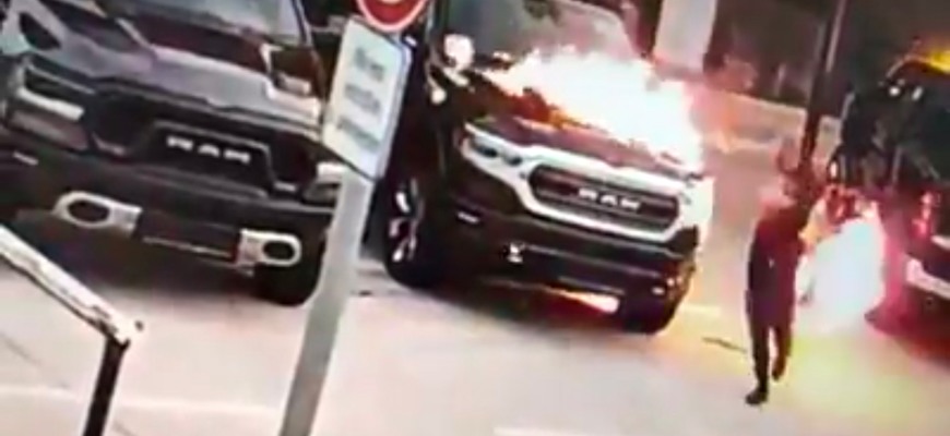 Podpaľač áut bez masky zapálil v BA tri luxusné autá. Škoda je 250-tisíc €
