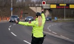 Policajti ho stopli OŽRATÉHO a ku všetkému sa priznal! Desiatky rokov jazdil bez vodičáku