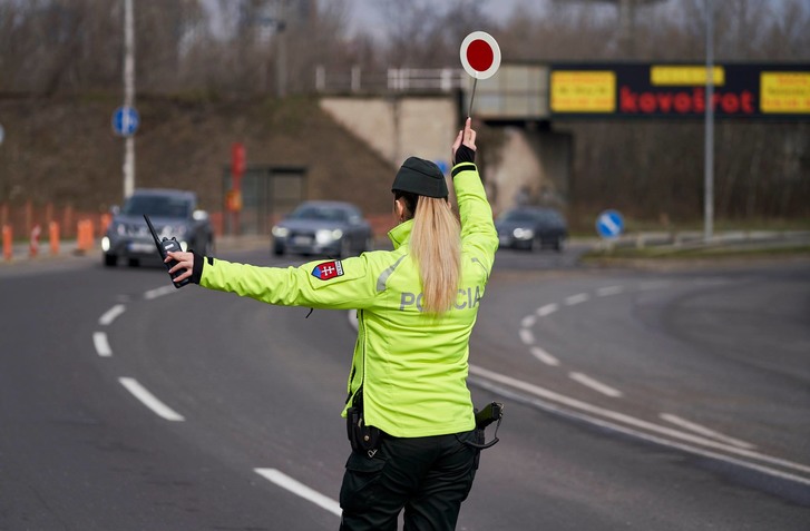 POLICAJTI HO STOPLI OŽRATÉHO A KU VŠETKÉMU SA PRIZNAL! DESIATKY ROKOV JAZDIL BEZ VODIČÁKU