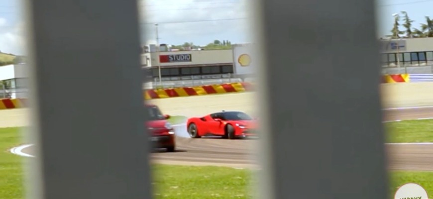 Neuveríte aké auto používa Ferrari na nakrúcanie reklamy