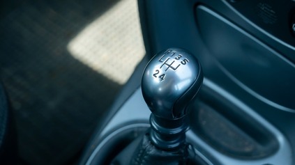 CHYSTAJÚ FALOŠNÚ PREVODOVKU, ROBIA TO VRAJ KVÔLI VODIČOM. ZNÁMA AUTOMOBILKA ODHALILA VYSVETLENIE