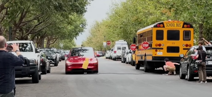 Autonómna Tesla zlyhala pred školským autobusom opakovane, prehliadla dieťa
