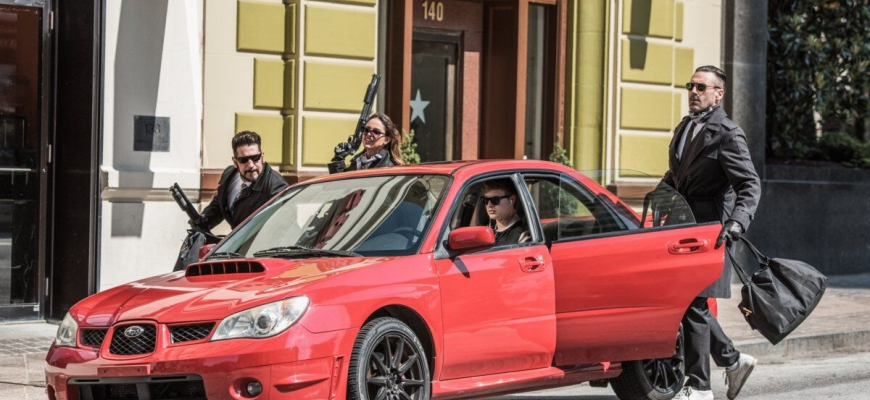 Baby Driver je o autonaháňačkách, prestrelkách a hlavne o rytme