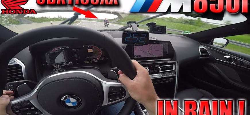 Toto ponúkne iba nemecká diaľnica. BMW M850i v rýchlosti 250 km/h ofúkla motorka