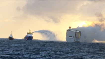 V Severnom mori horí trajekt s 3000 autami, podľa prvých správ požiar spôsobil elektromobil