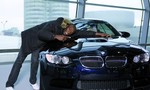 Usain Bolt má 40 rokov. Najrýchlejší muž sveta rozbil dve BMW a jazdil na zlatom Nissane GT-R