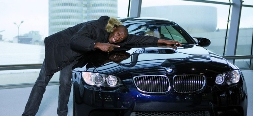 Usain Bolt má 40 rokov. Najrýchlejší muž sveta rozbil dve BMW a jazdil na zlatom Nissane GT-R