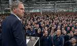 Napätie vo VW: Zamestnanci vypískali šéfa. Nie je dosť peňazí na vývoj nových áut