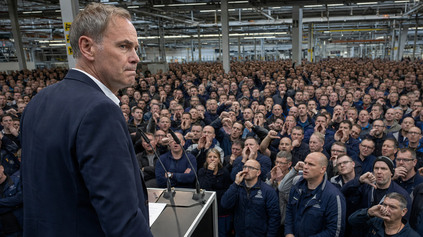 NAPÄTIE VO VW: ZAMESTNANCI VYPÍSKALI ŠÉFA. NIE JE DOSŤ PEŇAZÍ NA VÝVOJ NOVÝCH ÁUT