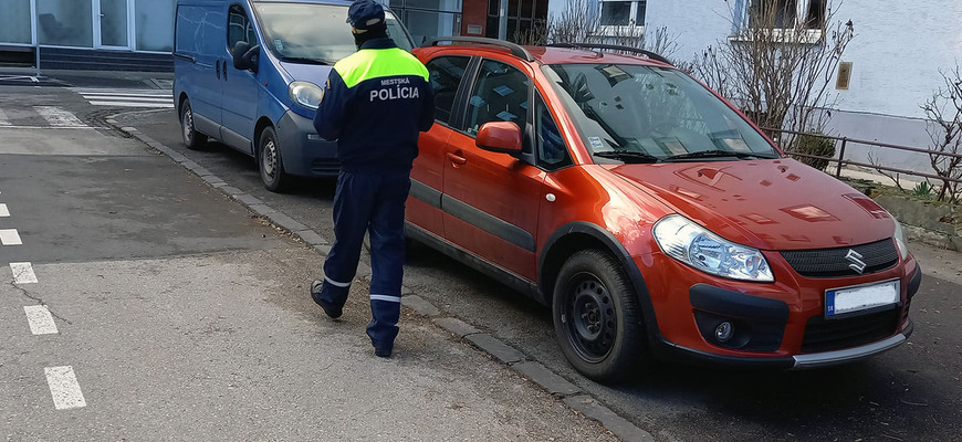 Zákaz parkovania na chodníku: Prvé slovenské mesto sa stavia proti, čo urobí s pokutami?