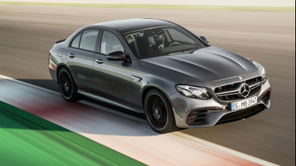 Super sedan Mercedes-AMG E63 má 2 verzie, pohon 4x4 a dokáže driftovať!