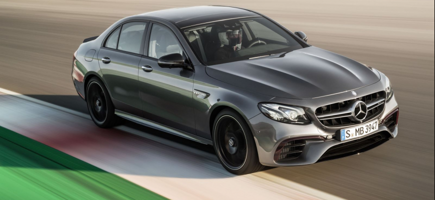 Super sedan Mercedes-AMG E63 má 2 verzie, pohon 4x4 a dokáže driftovať!