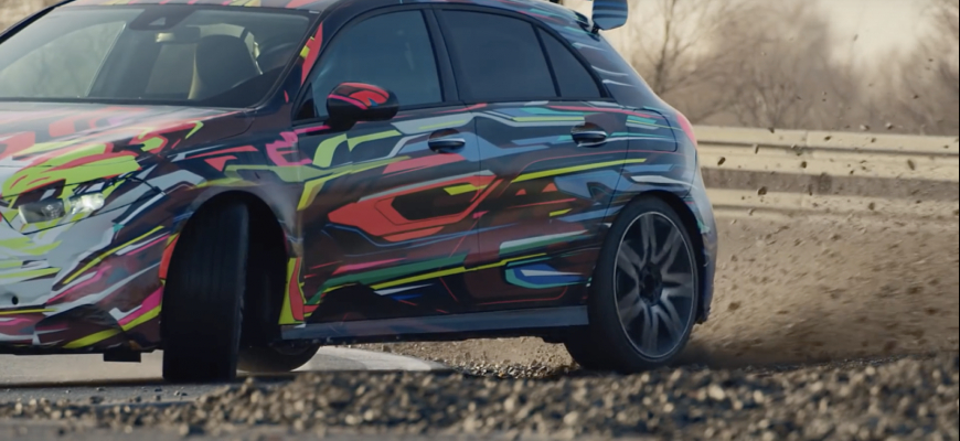 AMG v nevianočnej reklame promuje Mercedes A driftmode